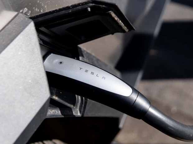 Laden des Tesla Cybertrucks Laden des Tesla Cybertrucks