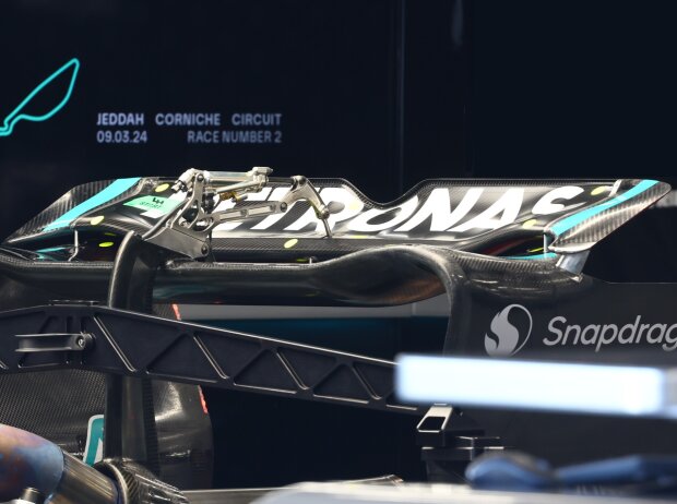 Heckflügel am Mercedes W15 beim Formel-1-Rennen in Saudi-Arabien 2024 Heckflügel am Mercedes W15 beim Formel-1-Rennen in Saudi-Arabien 2024