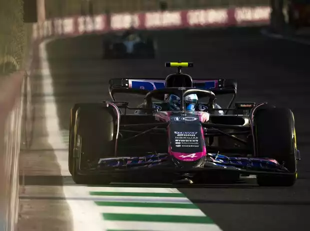 Pierre Gasly im Alpine A524 beim Formel-1-Training in Saudi-Arabien 2024 Titel-Bild zur News: Pierre Gasly im Alpine A524 beim Formel-1-Training in Saudi-Arabien 2024