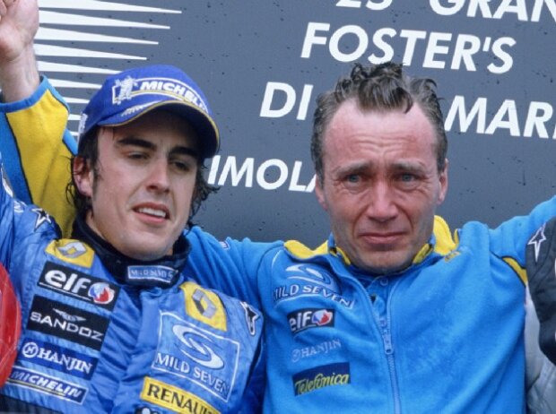 Titel-Bild zur News: Fernando Alonso mit Bob Bell auf dem Formel-1-Podium in Imola 2005