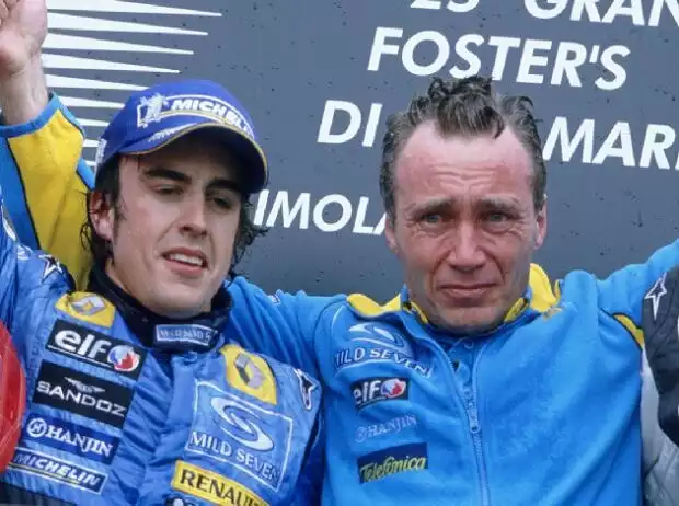Fernando Alonso mit Bob Bell auf dem Formel-1-Podium in Imola 2005 Titel-Bild zur News: Fernando Alonso mit Bob Bell auf dem Formel-1-Podium in Imola 2005