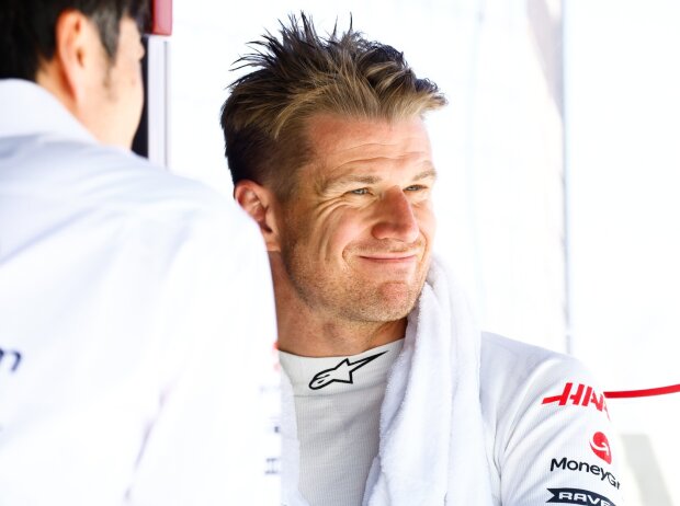 Nico Hülkenberg im Gespräch mit Haas-Teamchef Ayao Komatsu Nico Hülkenberg im Gespräch mit Haas-Teamchef Ayao Komatsu