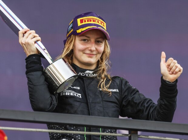 Titel-Bild zur News: Doriane Pin jubelt über ihren F1-Academy-Sieg in Dschidda