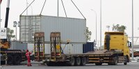 Entladung von WEC-Containern im Fahrerlager von Lusail