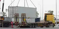 Entladung von WEC-Containern im Fahrerlager von Lusail