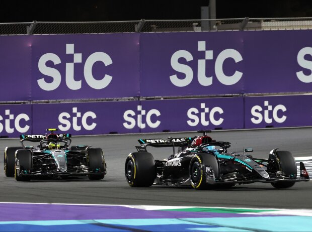 Titel-Bild zur News: George Russell, Lewis Hamilton (Mercedes W15) beim Formel-1-Rennen in Saudi-Arabien 2024