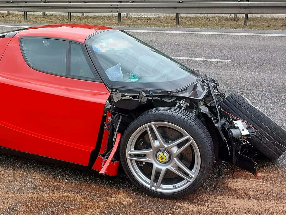 Ferrari Enzo nach dem Unfall auf der Autobahn