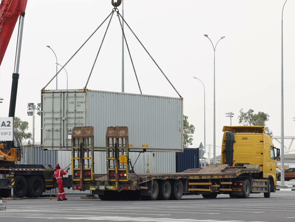 Entladung von WEC-Containern im Fahrerlager von Lusail