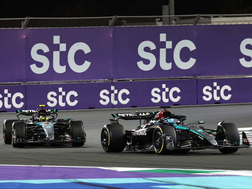 George Russell, Lewis Hamilton (Mercedes W15) beim Formel-1-Rennen in Saudi-Arabien 2024