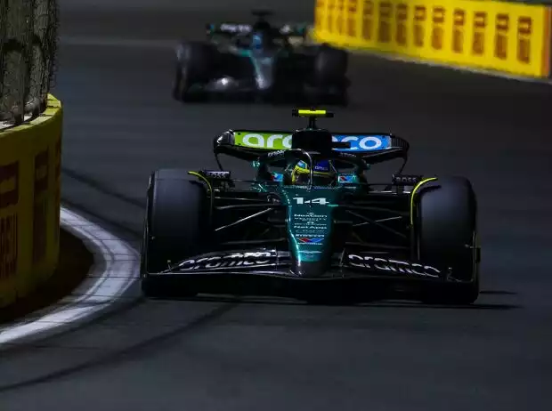 Fernando Alonso im Aston Martin vor George Russell im Mercedes Titel-Bild zur News: Fernando Alonso im Aston Martin vor George Russell im Mercedes