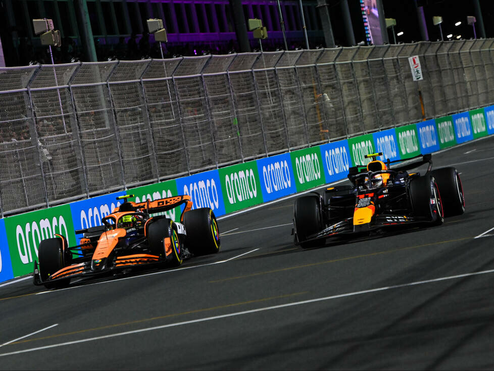 Lando Norris (McLaren MCL38) und Sergio Perez (Red Bull RB20) beim Formel-1-Rennen in Saudi-Arabien 2024