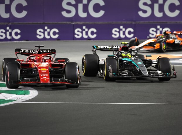 Charles Leclerc im Ferrari vor Lewis Hamilton im Mercedes und Lando Norris im McLaren