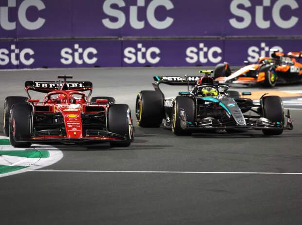 Charles Leclerc im Ferrari vor Lewis Hamilton im Mercedes und Lando Norris im McLaren Charles Leclerc im Ferrari vor Lewis Hamilton im Mercedes und Lando Norris im McLaren
