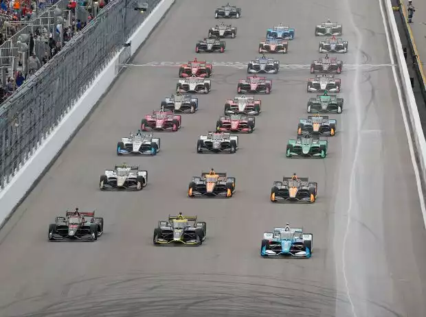 IndyCar-Starterfeld 2023 in Three-Wide-Formation Titel-Bild zur News: IndyCar-Starterfeld 2023 in Three-Wide-Formation