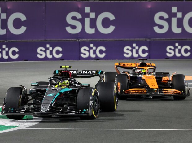 Titel-Bild zur News: Lewis Hamilton (Mercedes Q15) vor Oscar Piastri (McLaren MCL38) beim Formel-1-Rennen in Saudi-Arabien 2024