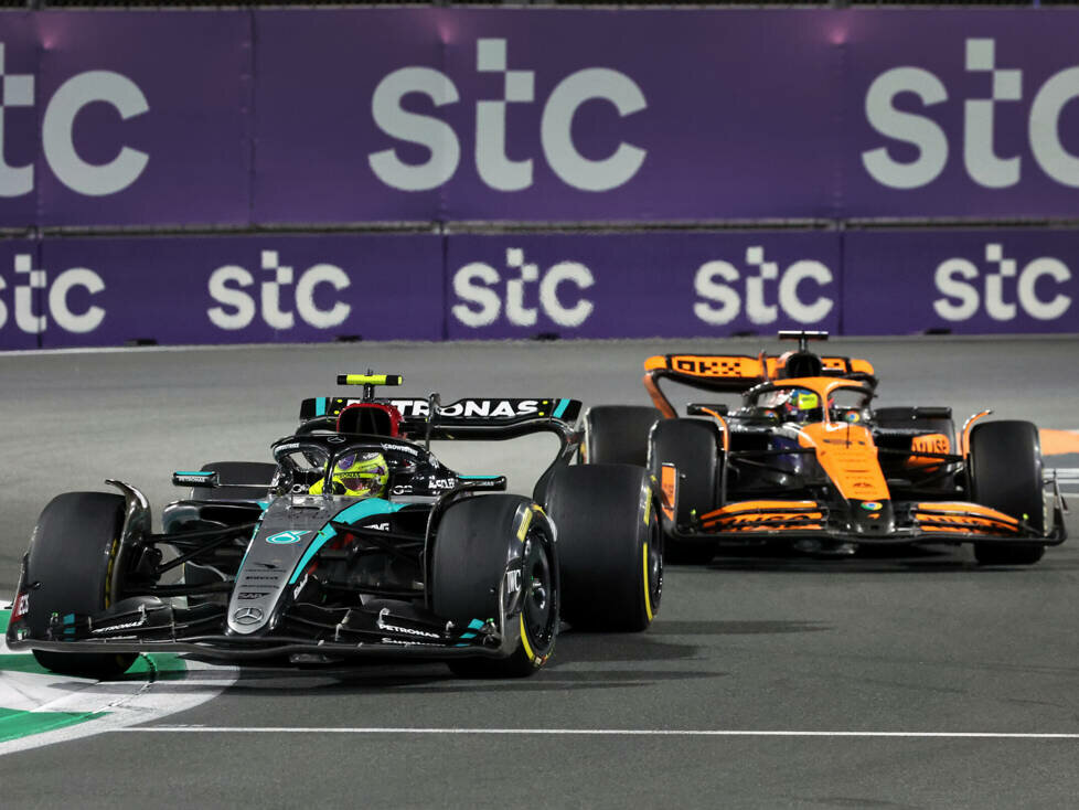 Lewis Hamilton (Mercedes Q15) vor Oscar Piastri (McLaren MCL38) beim Formel-1-Rennen in Saudi-Arabien 2024
