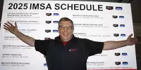 John Doonan posiert stolz mit dem Terminkalender für 2025, der ungewöhnlich früh präsentiert wurde