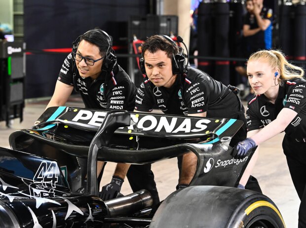 Titel-Bild zur News: Heckflügel des Mercedes W15 von Lewis Hamilton