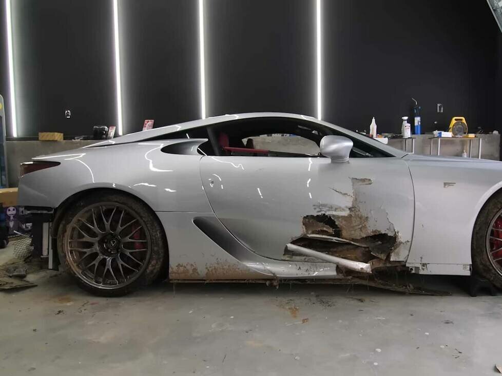 Lexus LFA nach Unfall