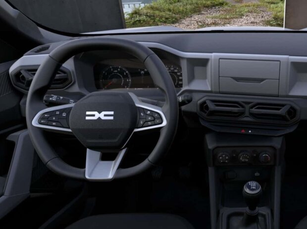 Titel-Bild zur News: Cockpit des Dacia Duster Essential (2024)