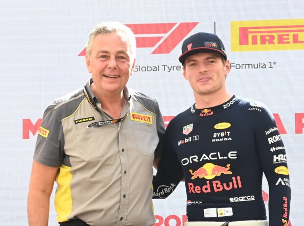 Titel-Bild zur News: Pirelli-Manager Mario Isola und Red Bulls Max Verstappen