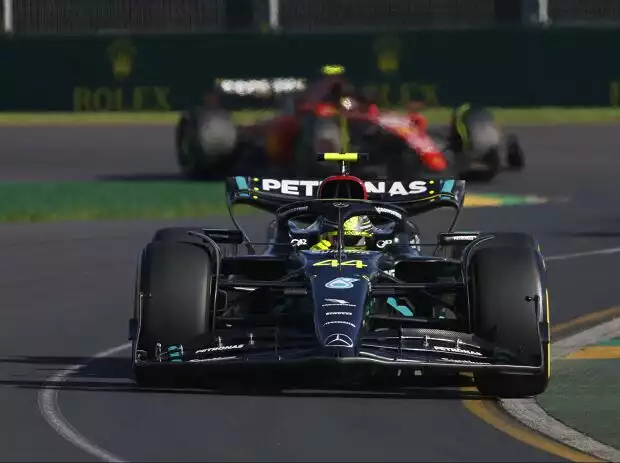 Lewis Hamilton (Mercedes W14) vor Carlos Sainz (Ferrari SF-23) beim Formel-1-Rennen in Australien 2023 Titel-Bild zur News: Lewis Hamilton (Mercedes W14) vor Carlos Sainz (Ferrari SF-23) beim Formel-1-Rennen in Australien 2023