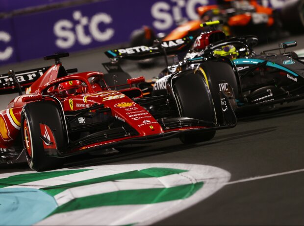 Titel-Bild zur News: Charles Leclerc (Ferrari SF-24) und Lewis Hamilton (Mercedes W15) beim Formel-1-Rennen in Saudi-Arabien 2024