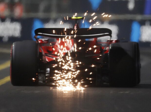 Ferrari-Fahrer Carlos Sainz im Formel-1-Auto mit Funkenflug