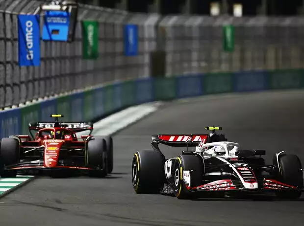 Nico Hülkenberg (Haas VF-24) vor Oliver Bearman (Ferrari SF-24) beim Formel-1-Rennen in Dschidda 2024 Titel-Bild zur News: Nico Hülkenberg (Haas VF-24) vor Oliver Bearman (Ferrari SF-24) beim Formel-1-Rennen in Dschidda 2024