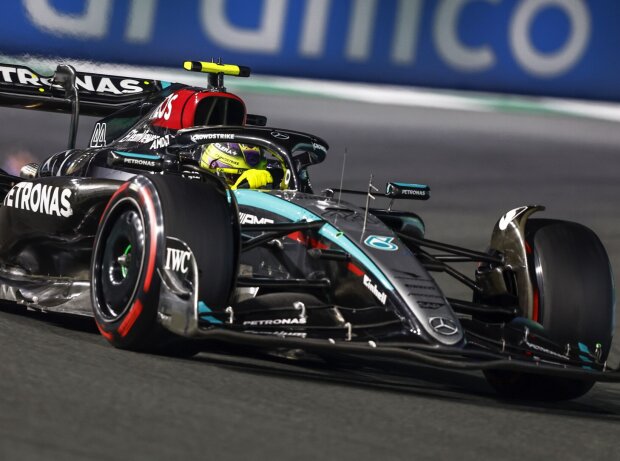 Titel-Bild zur News: Lewis Hamilton im Mercedes W15 beim Formel-1-Rennen in Saudi-Arabien 2024