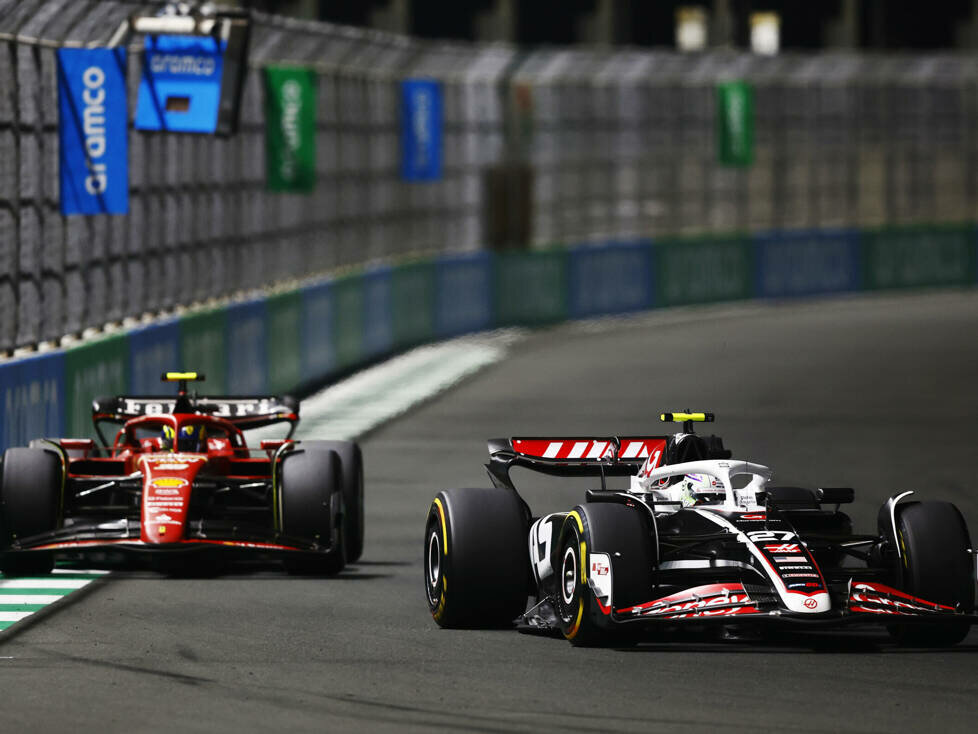 Nico Hülkenberg (Haas VF-24) vor Oliver Bearman (Ferrari SF-24) beim Formel-1-Rennen in Dschidda 2024