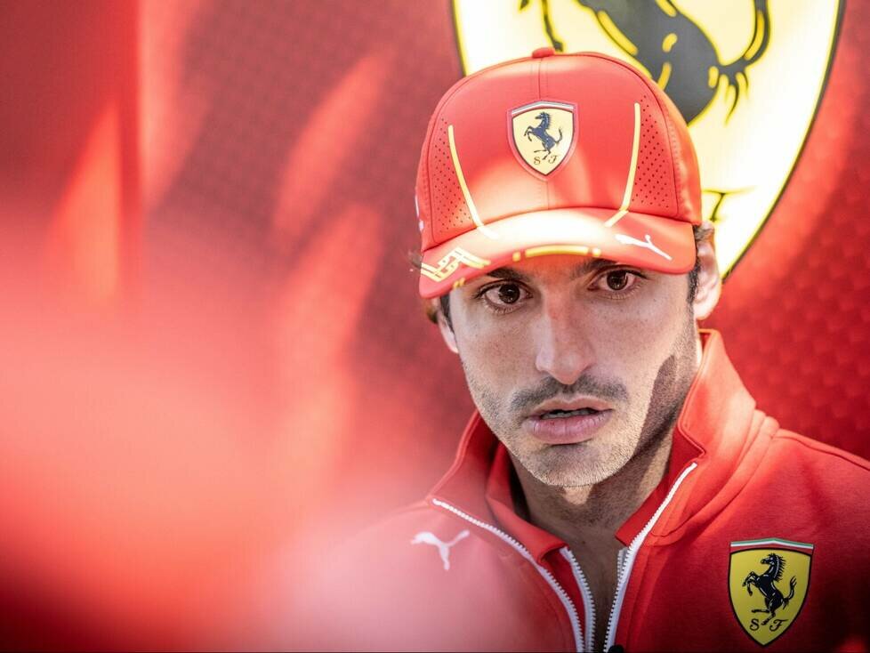 Carlos Sainz im Formel-1-Fahrerlager beim Grand Prix von Australien 2024