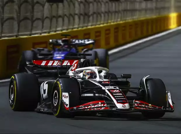 Alexander Albon im Williams hinter Kevin Magnussen im Haas in Saudi-Arabien 2024 Titel-Bild zur News: Alexander Albon im Williams hinter Kevin Magnussen im Haas in Saudi-Arabien 2024