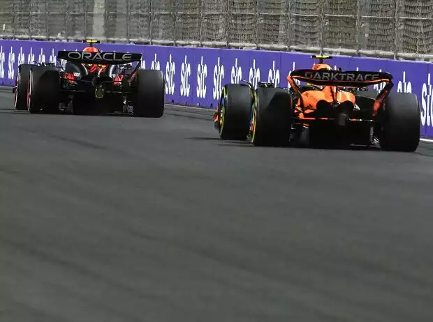 Lando Norris im McLaren hinter Sergio Perez im Red Bull beim Formel-1-Rennen 2024 in Saudi-Arabien Titel-Bild zur News: Lando Norris im McLaren hinter Sergio Perez im Red Bull beim Formel-1-Rennen 2024 in Saudi-Arabien