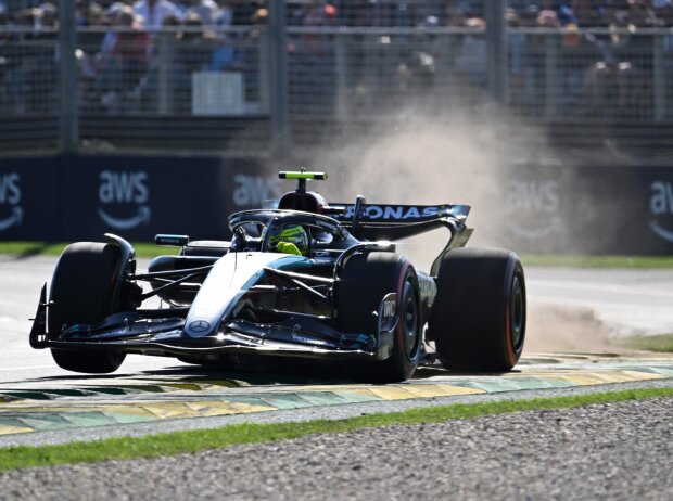 Titel-Bild zur News: Lewis Hamilton im Mercedes W15 beim Ritt über den Randstein in Australien 2024