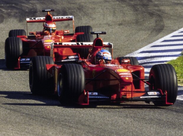Titel-Bild zur News: Mika Salo im Ferrari F399 vor Teamkollege Eddie Irvine in Hockenheim 1999