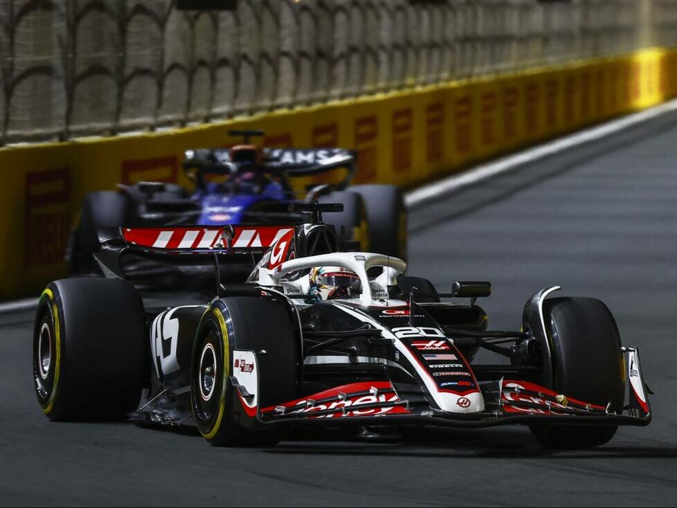 Alexander Albon im Williams hinter Kevin Magnussen im Haas in Saudi-Arabien 2024
