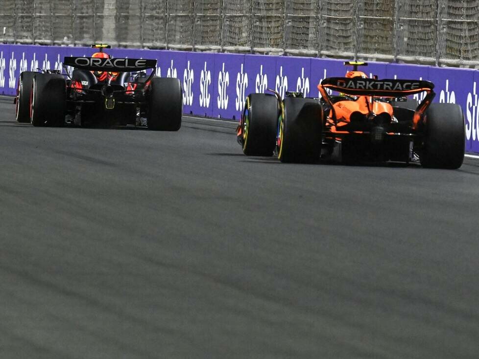 Lando Norris im McLaren hinter Sergio Perez im Red Bull beim Formel-1-Rennen 2024 in Saudi-Arabien