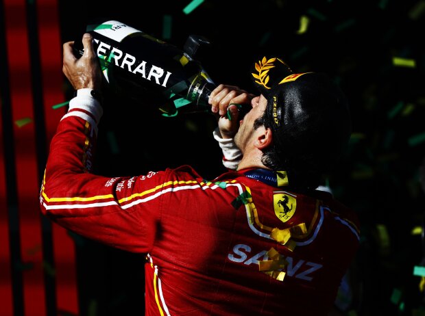 Titel-Bild zur News: Erschöpft, aber glücklich: Carlos Sainz gewinnt in Melbourne