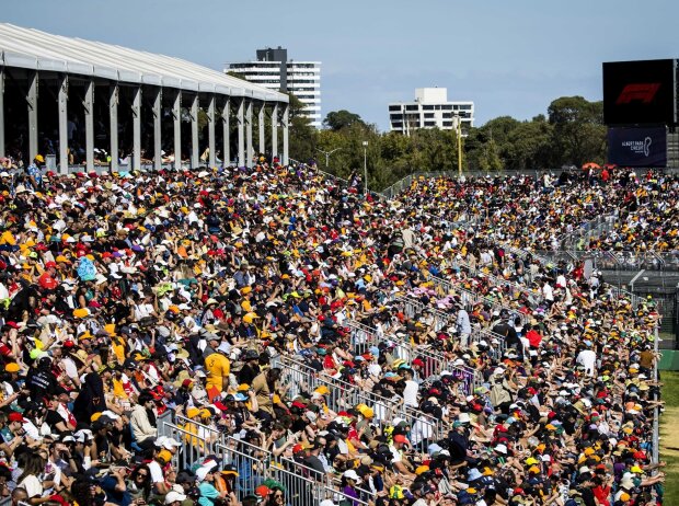 Titel-Bild zur News: Zuschauer auf den Tribünen in Melbourne beim Formel-1-Rennen 2024