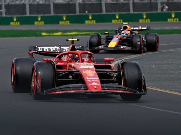 Titel-Bild zur News: Carlos Sainz im Ferrari vor Sergio Perez im Red Bull beim Formel-1-Rennen in Australien 2024