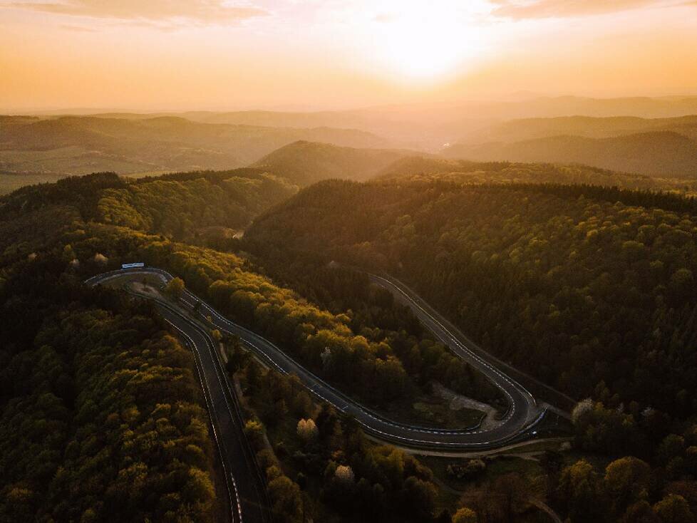Nürburgring-Nordschleife, Klostertal, Karussell, Steilstrecke, Panorama, Sonnenuntergang