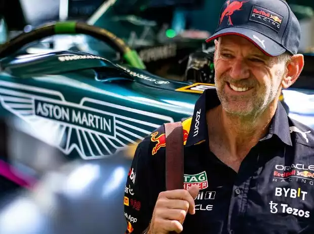 Fotomontage: Formel-1-Designer Adrian Newey vor einem Aston-Martin-Logo Titel-Bild zur News: Fotomontage: Formel-1-Designer Adrian Newey vor einem Aston-Martin-Logo