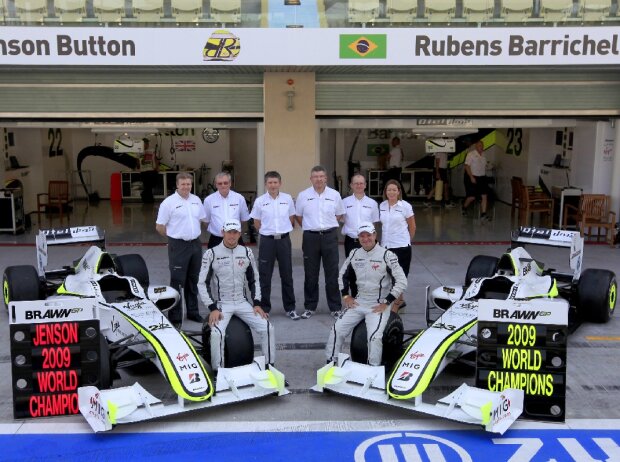 Brawn-Gruppenbild mit Teamführung und Fahrern am Ende der Saison 2009