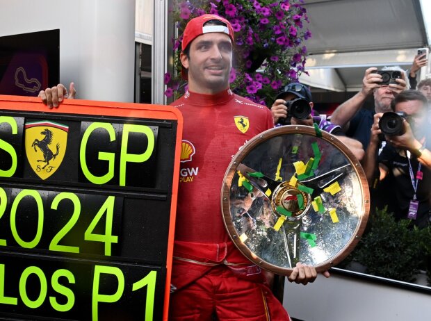 Titel-Bild zur News: Carlos Sainz jubelt über seinen Formel-1-Sieg 2024 in Melbourne (Australien)