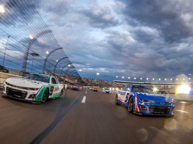 Pace-Laps mit Regenreifen auf dem Richmond Raceway: Kyle Larson, Chase Elliott