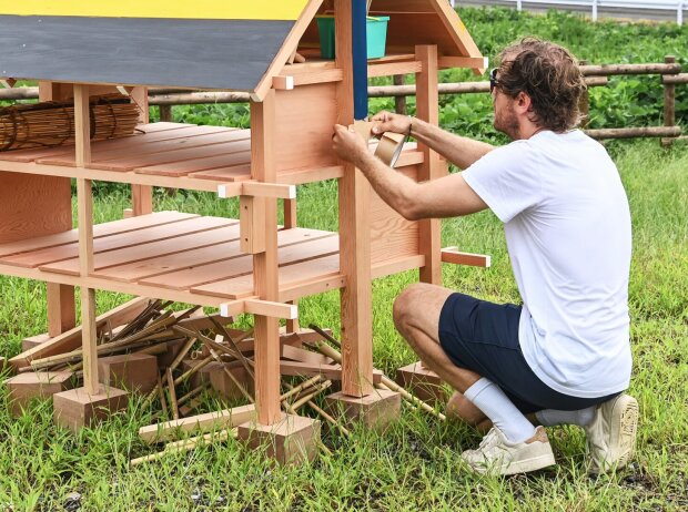 Sebastian Vettel arbeitet an seinem Insekten-Hotel in Suzuka