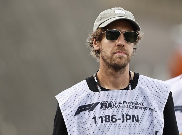 Titel-Bild zur News: Der frühere Formel-1-Weltmeister Sebastian Vettel bei einem Besuch im Fahrerlager