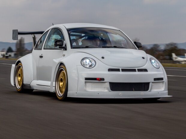 Titel-Bild zur News: Der Volkswagen Beetle RSR in unschuldigem Weiß: Bei den 24h-Qualifiers geht es los