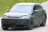 Bild zum Inhalt: Porsche K1 (2027): Schräges 7-Sitzer Luxus-SUV erstmals erwischt